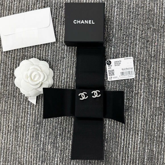 CHANEL CC LOGO STUD EARRINGS WITH PEARLS - Picture 2 of 14